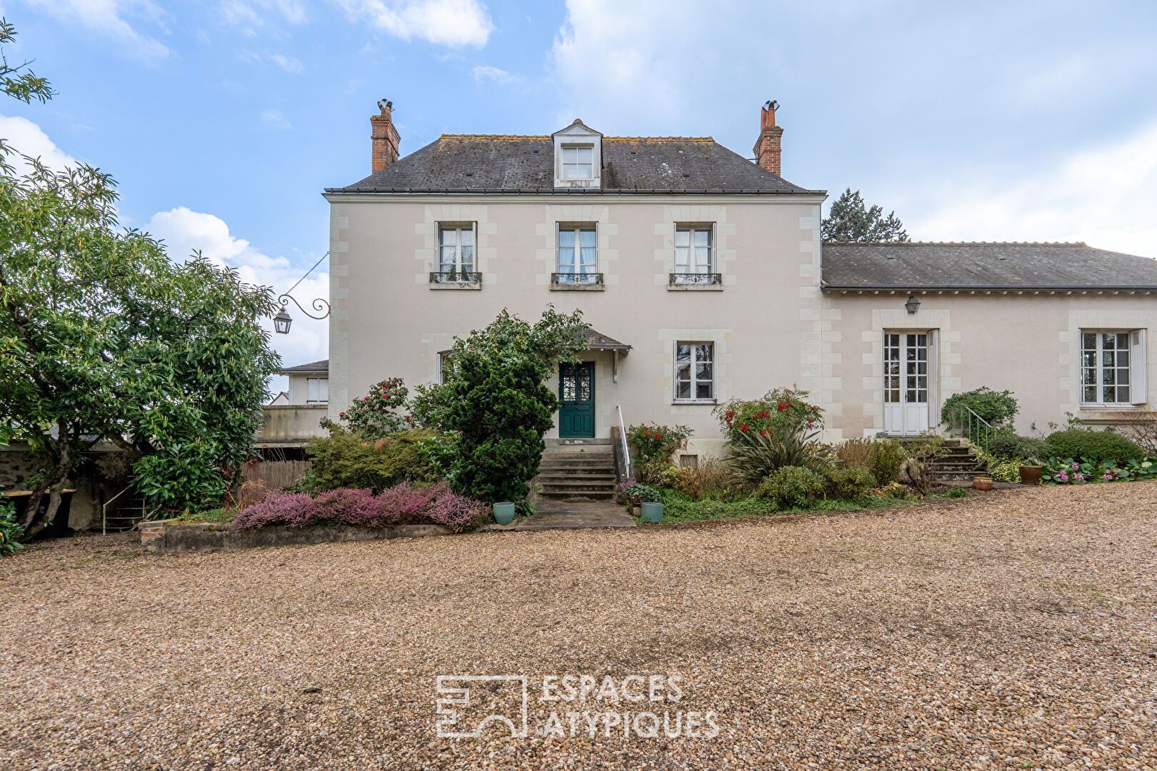 Élégante maison de maître avec son parc arboré et sa dépendance