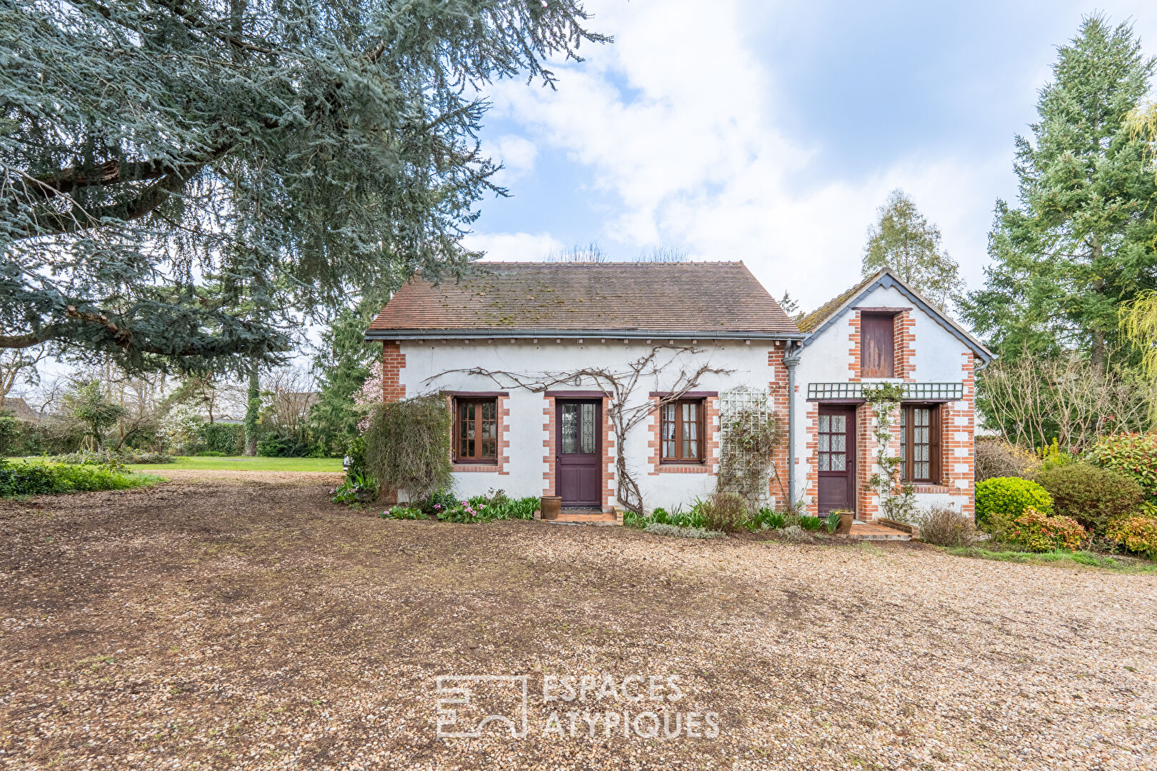 Élégante maison de maître avec son parc arboré et sa dépendance