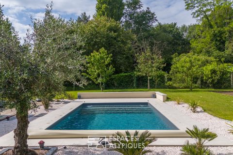 Maison contemporaine avec piscine et jardin paysagé