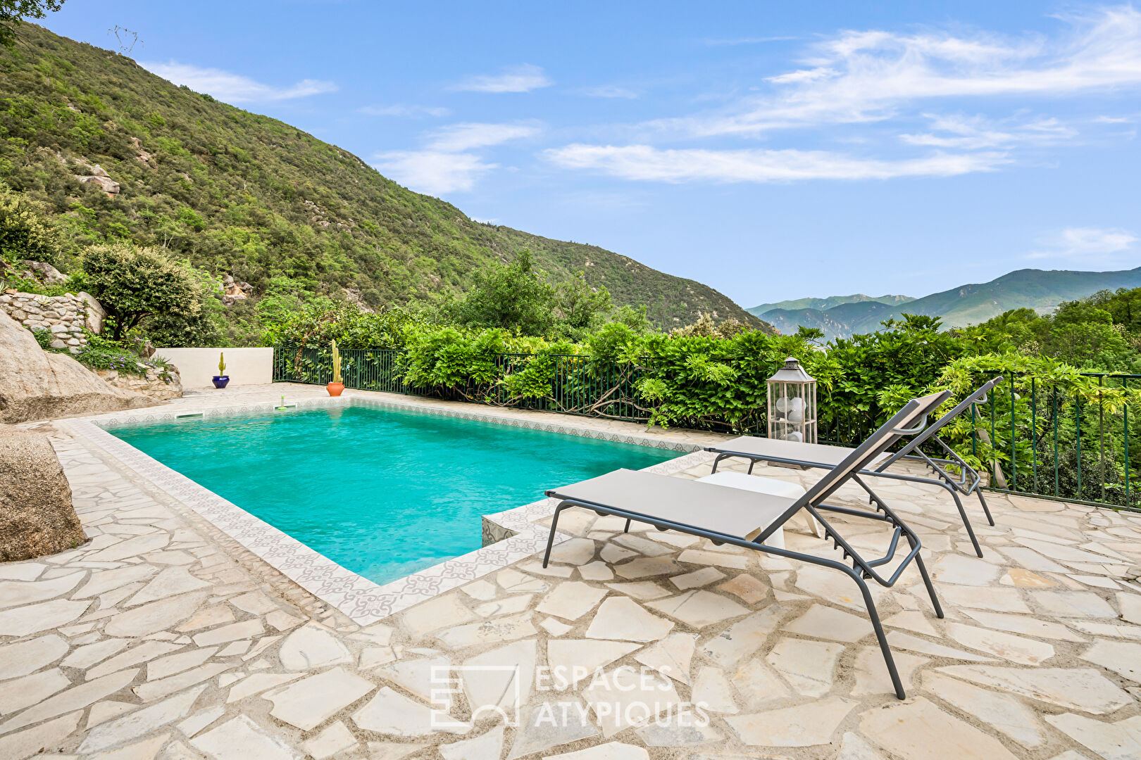 Authentic Mas with Swimming Pool in a preserved and enchanting setting