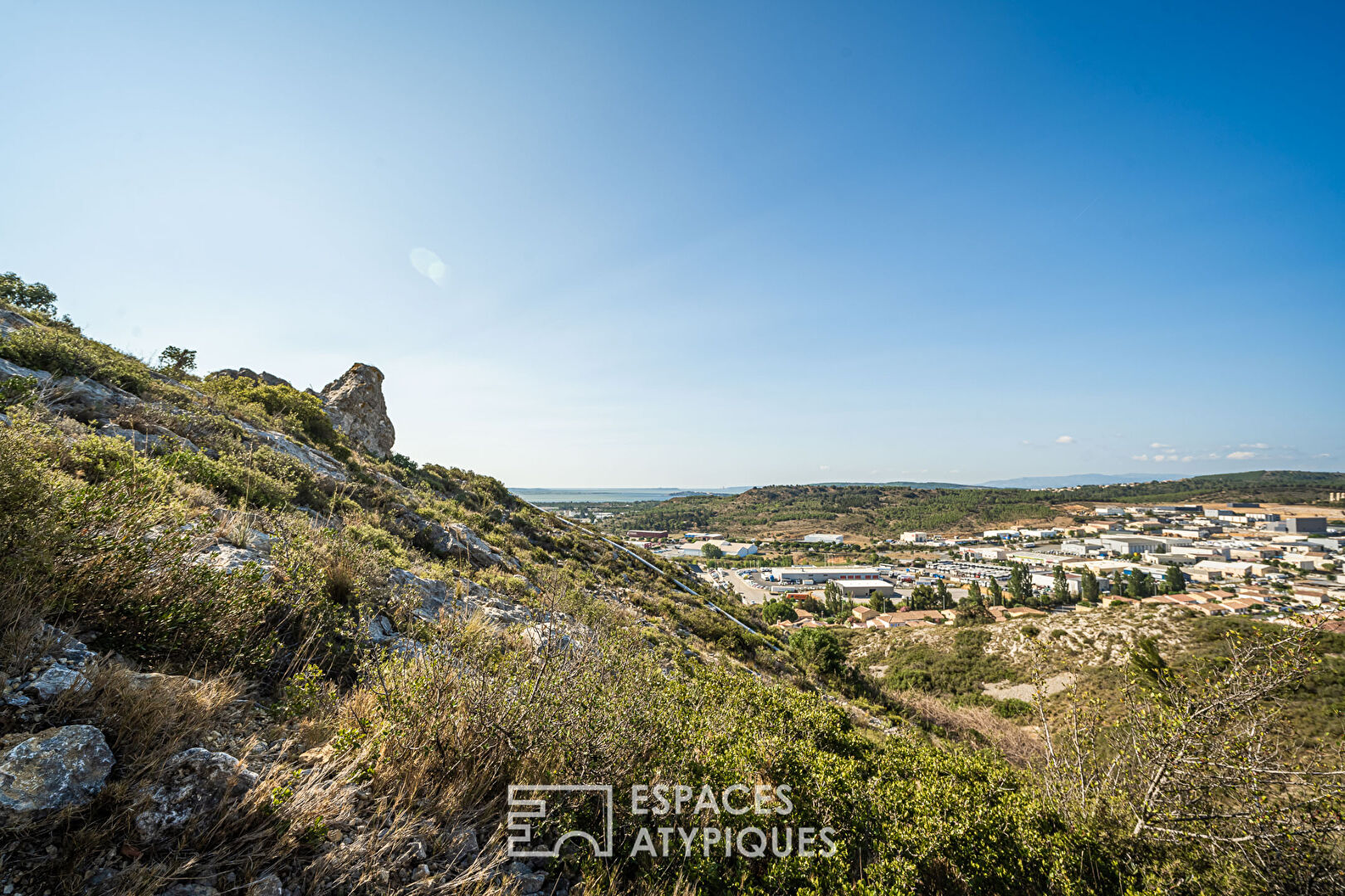 Terrain diffus avec vue sur l’étang de Bages