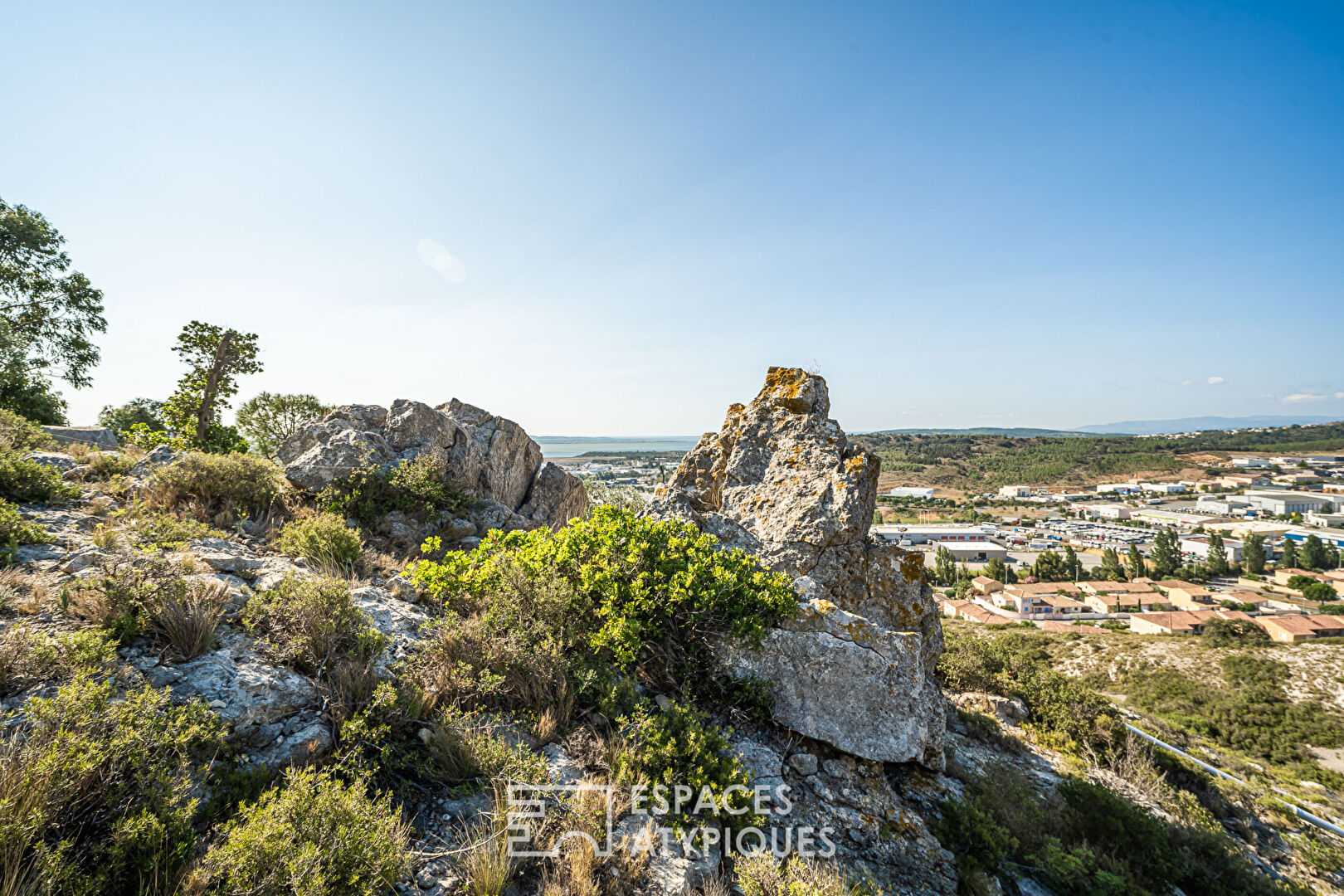 Terrain diffus avec vue sur l’étang de Bages