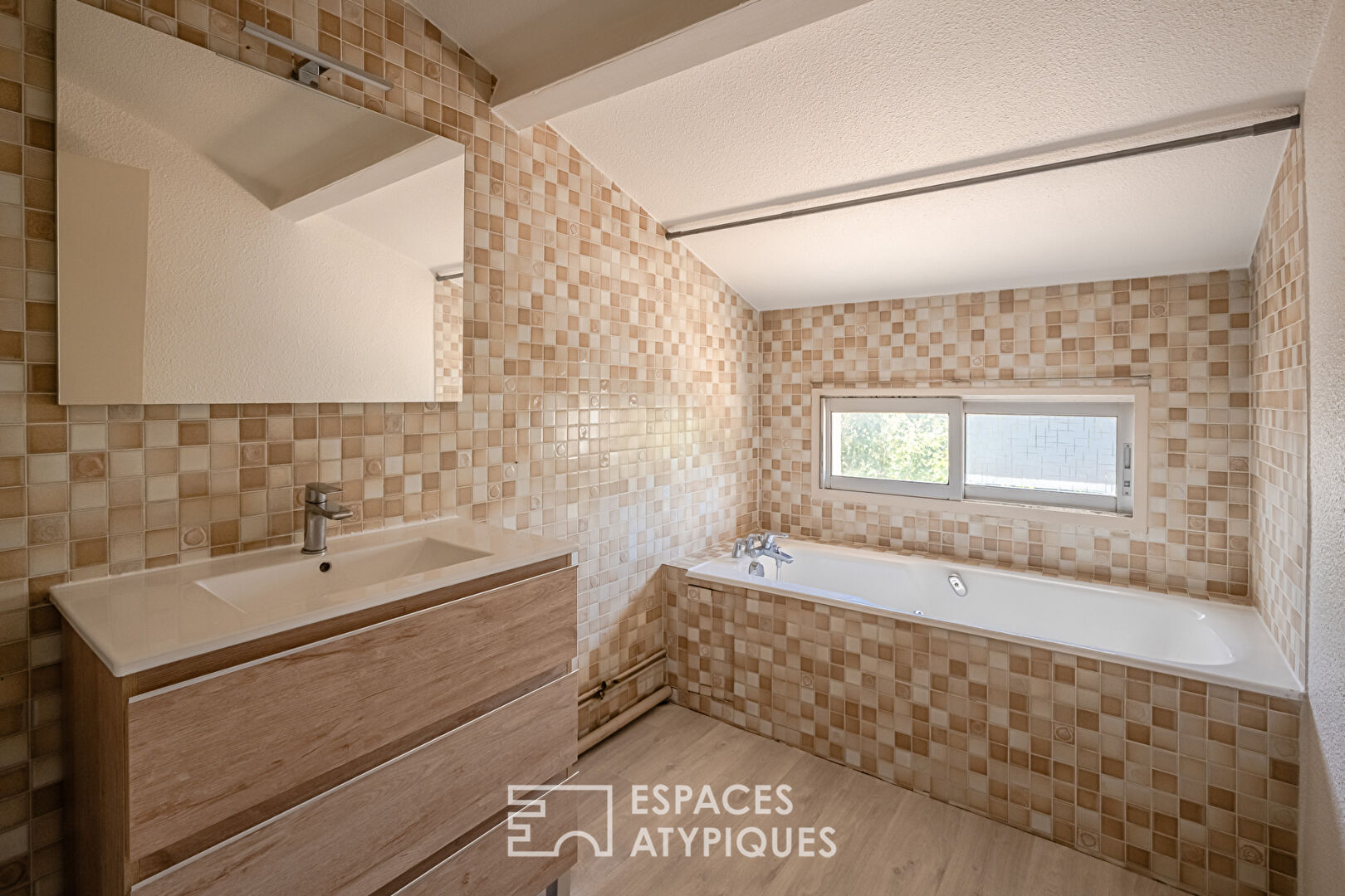 Top-floor apartment in downtown Narbonne