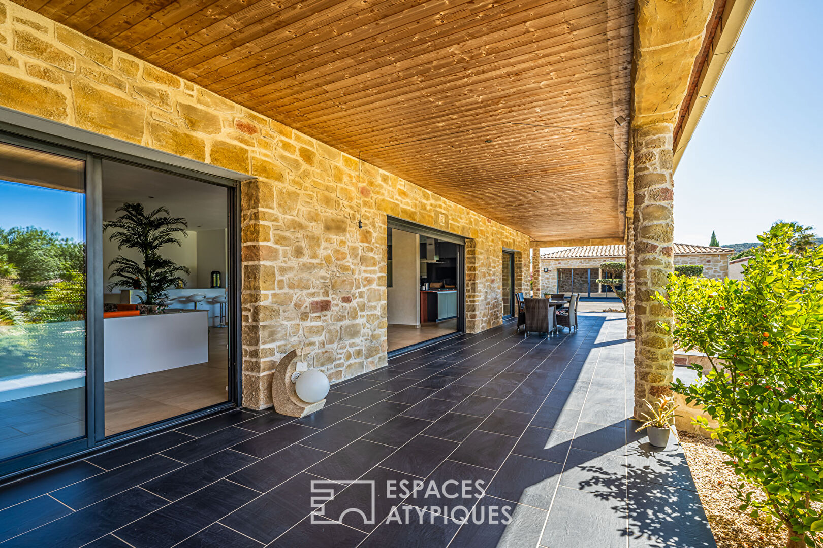 Exceptional contemporary with outbuildings in a green setting – Ideal for liberal activity or seasonal rental project