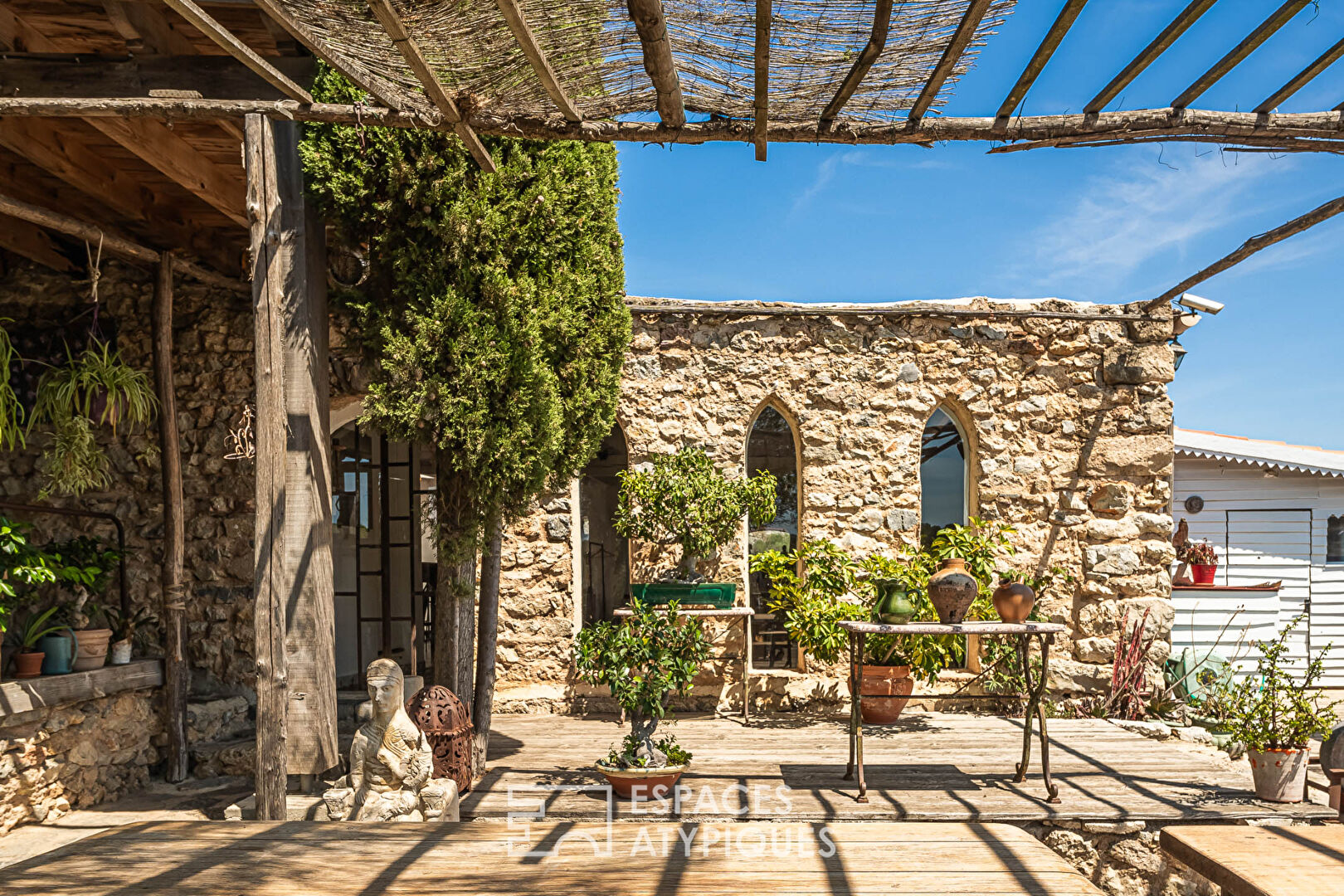 L’invincible: Ancien presbytère niché sur les hauteurs de la forteresse -210 m2