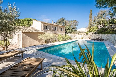 Villa de charme dans un écrin de verdure avec piscine