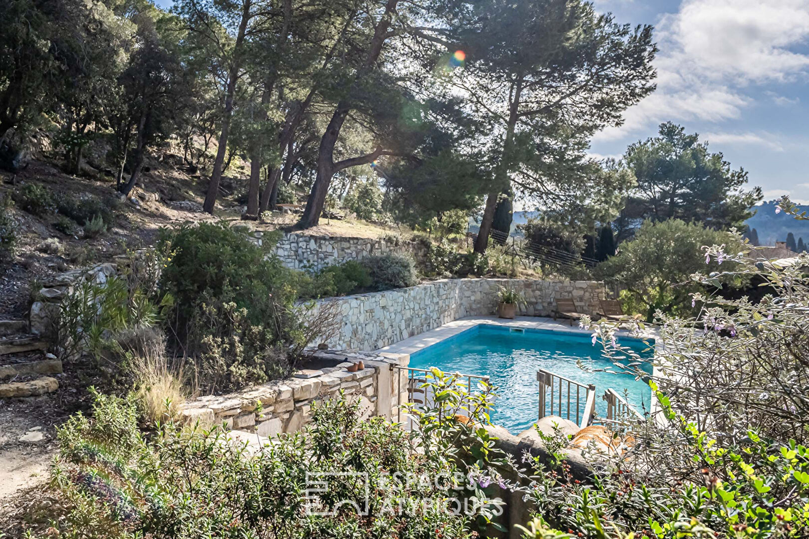 Villa de charme dans un écrin de verdure avec piscine