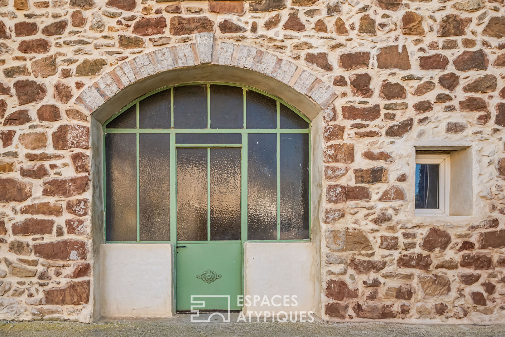 Ancien corps de ferme dans un environnement bucolique et vue imprenable