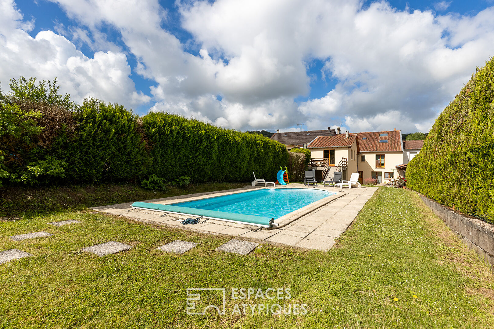 House with separate flat and swimming pool in a green setting