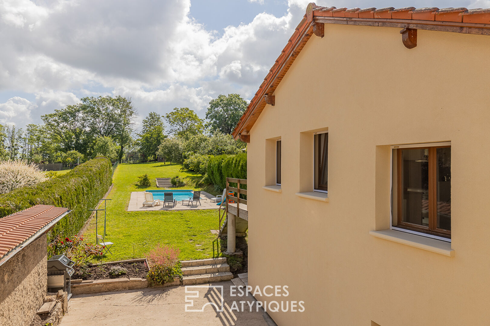 House with separate flat and swimming pool in a green setting