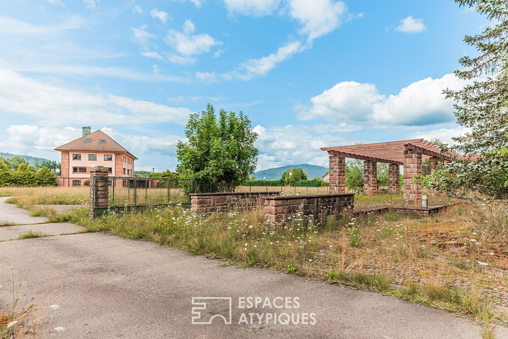 Villa seventies sur une vaste propriété et ses trois étangs