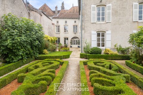 A private mansion in the heart of the Vosges and its French-style garden