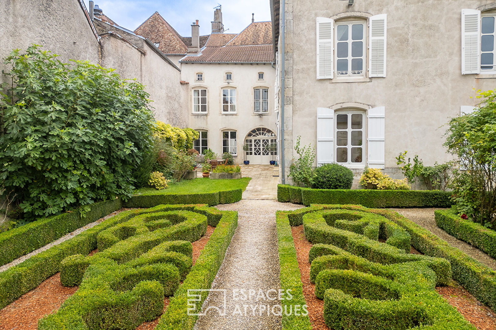 A private mansion in the heart of the Vosges and its French-style garden