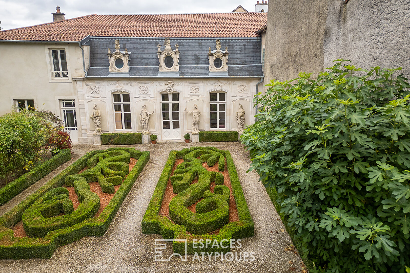 A private mansion in the heart of the Vosges and its French-style garden