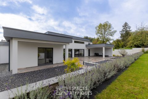 Villa californienne de plain pied avec piscine et jardin