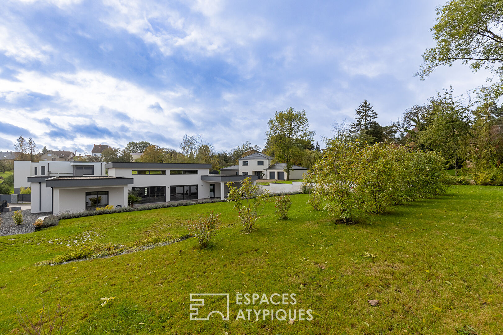 Villa californienne de plain pied avec piscine et jardin