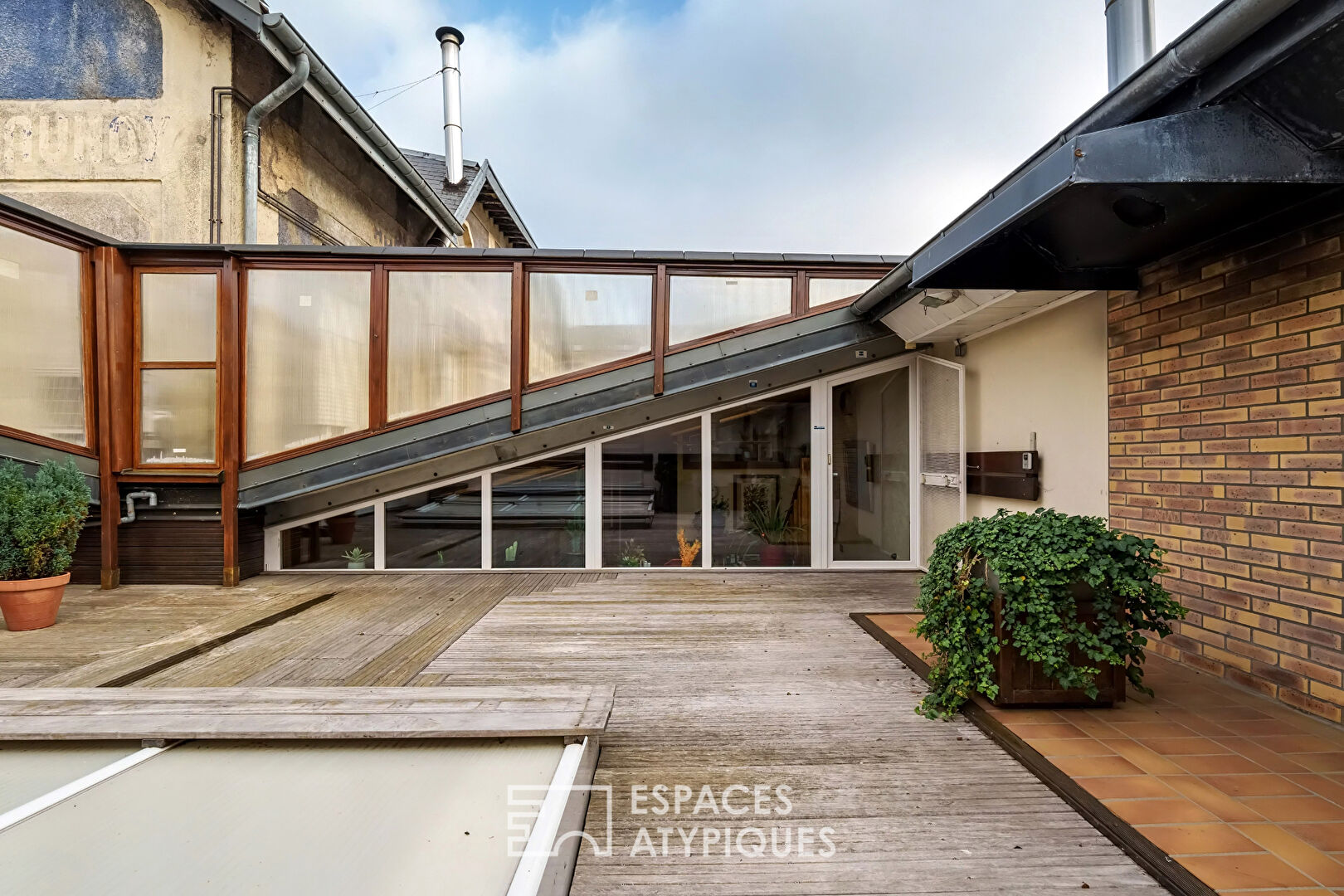 Duplex apartment with roof terrace in a former workshop