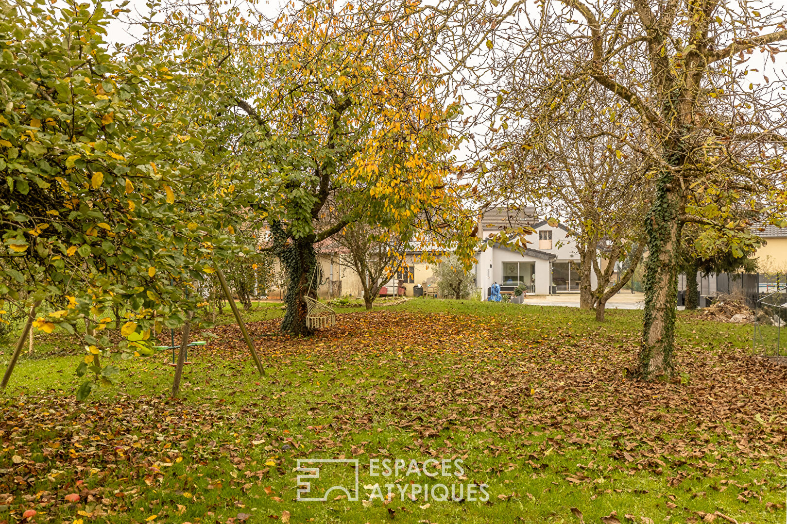 Single-storey house with swimming pool and wooded garden