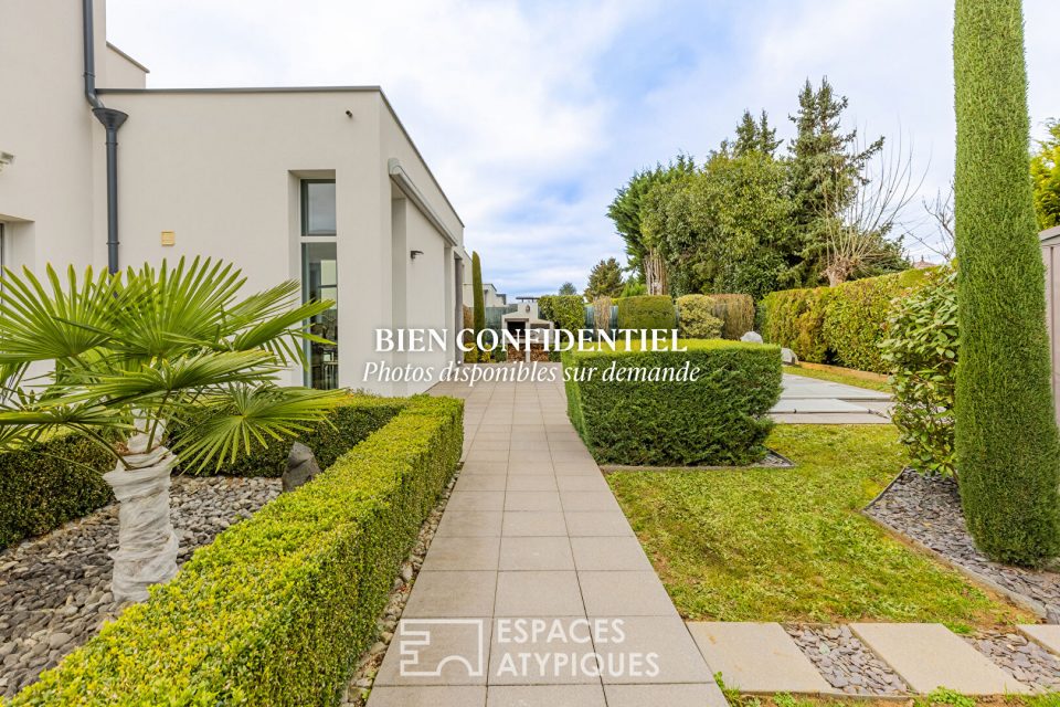 Maison contemporaine avec piscine et jardin