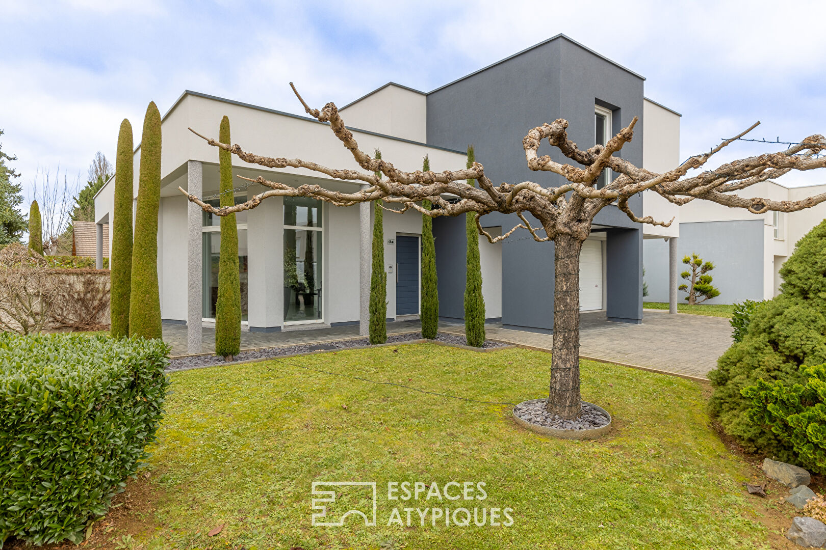 Maison contemporaine avec piscine et jardin