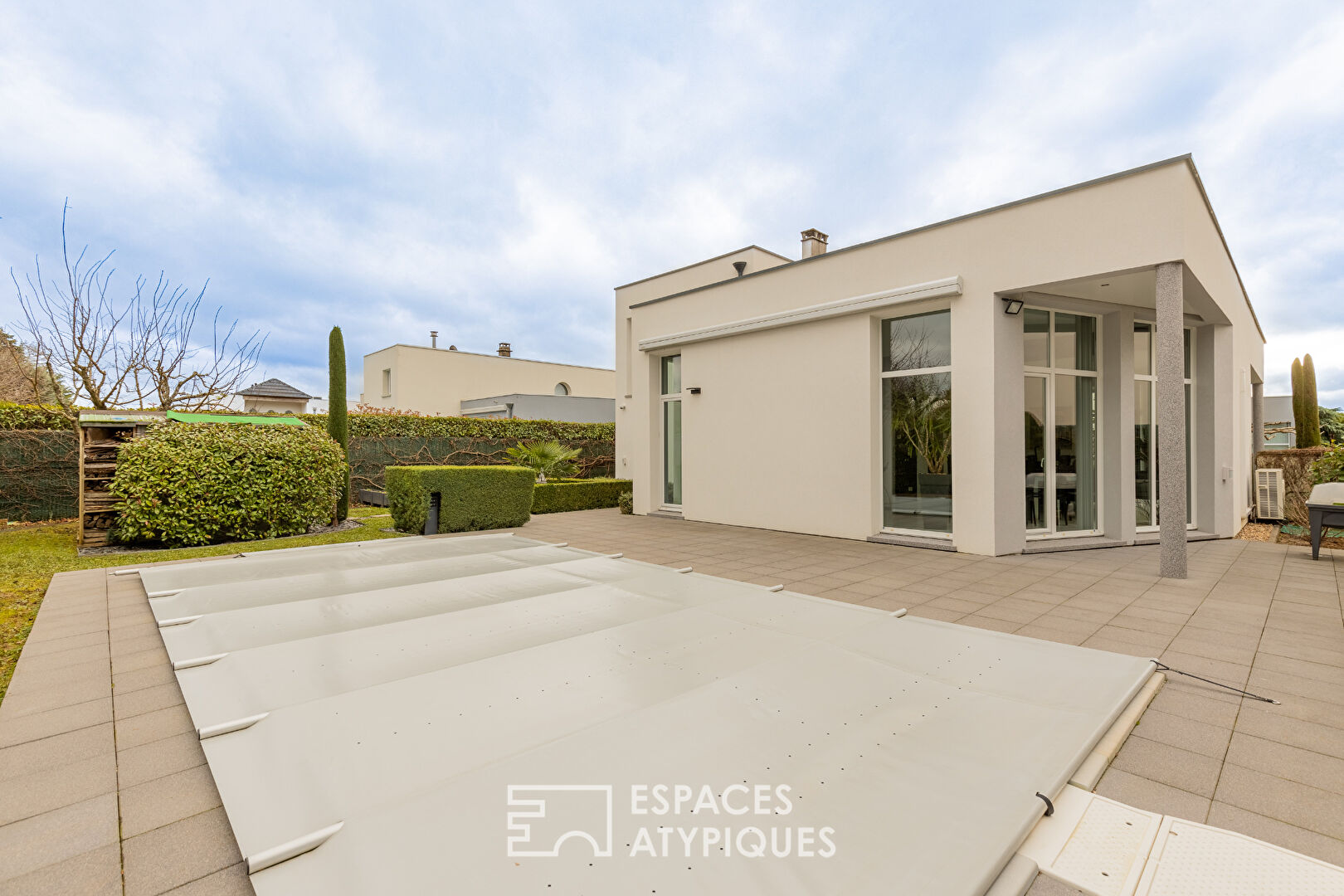 Maison contemporaine avec piscine et jardin