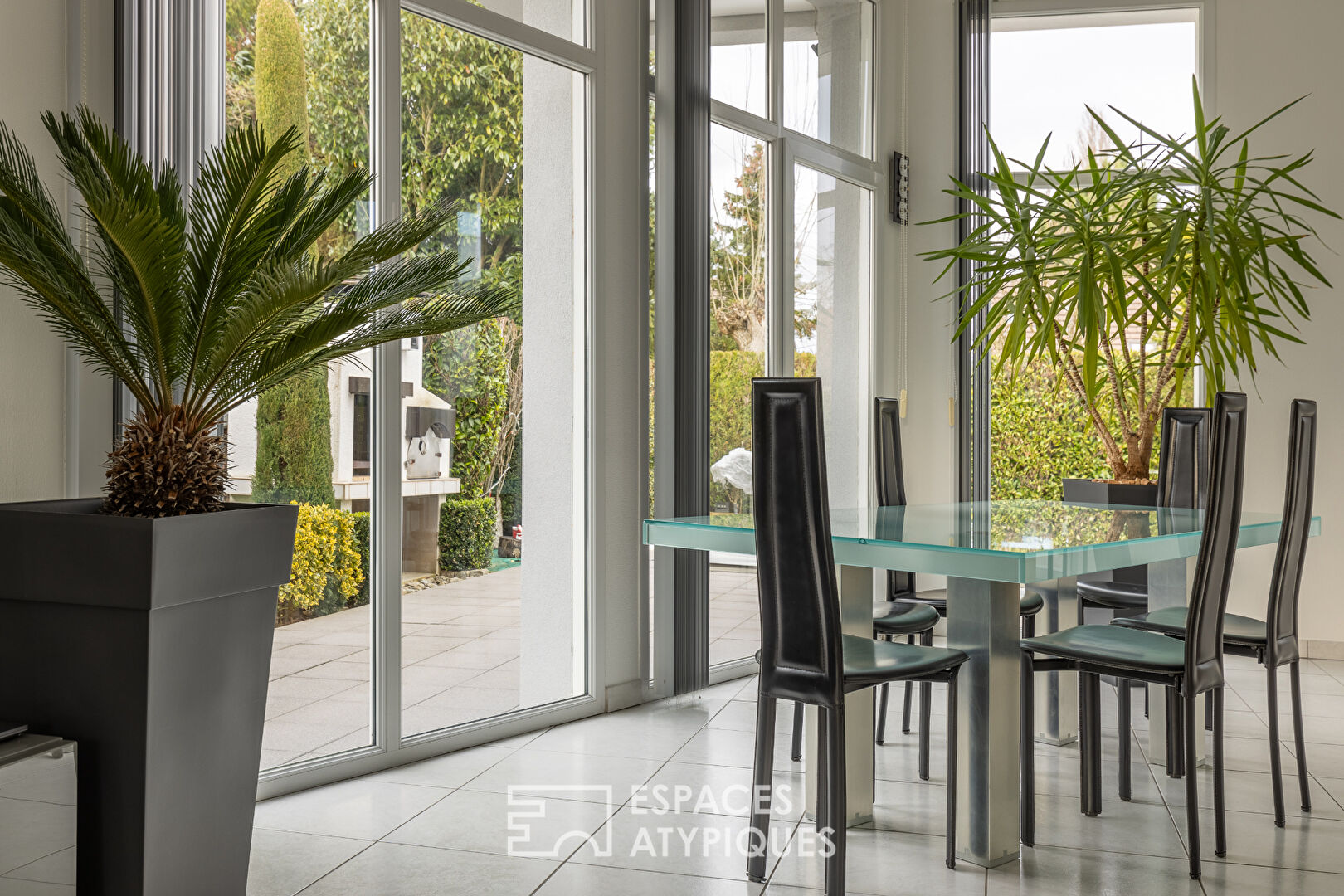 Maison contemporaine avec piscine et jardin