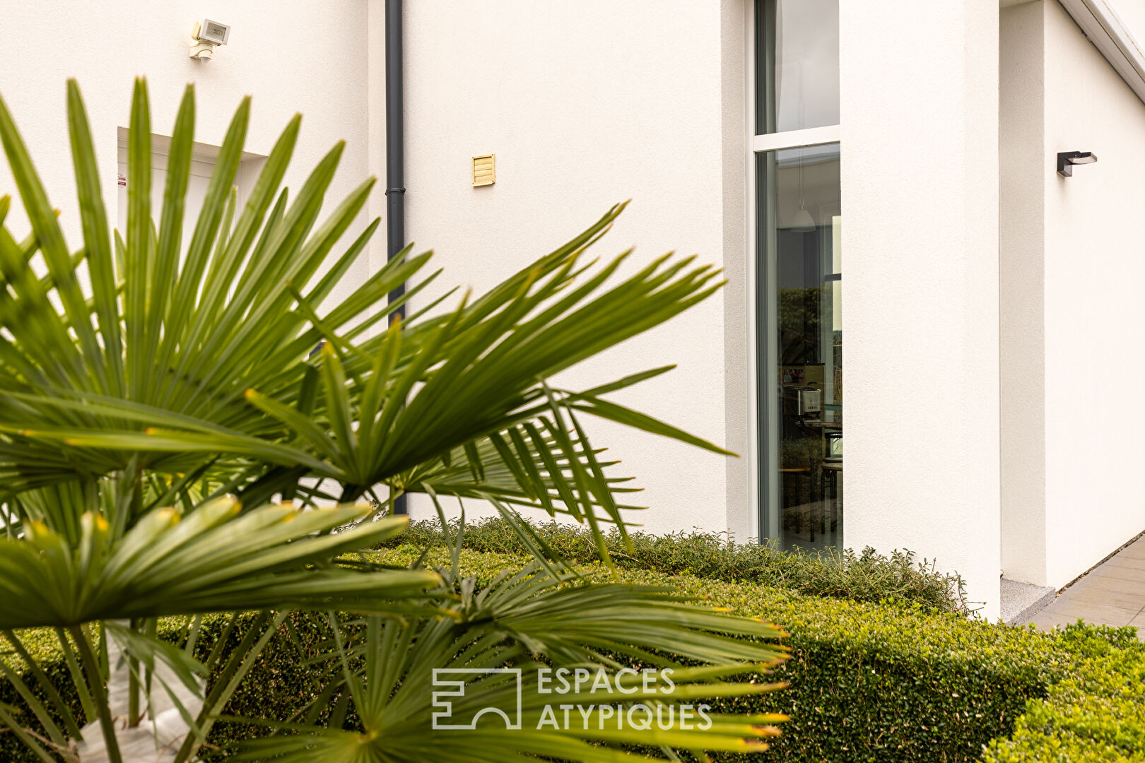 Maison contemporaine avec piscine et jardin