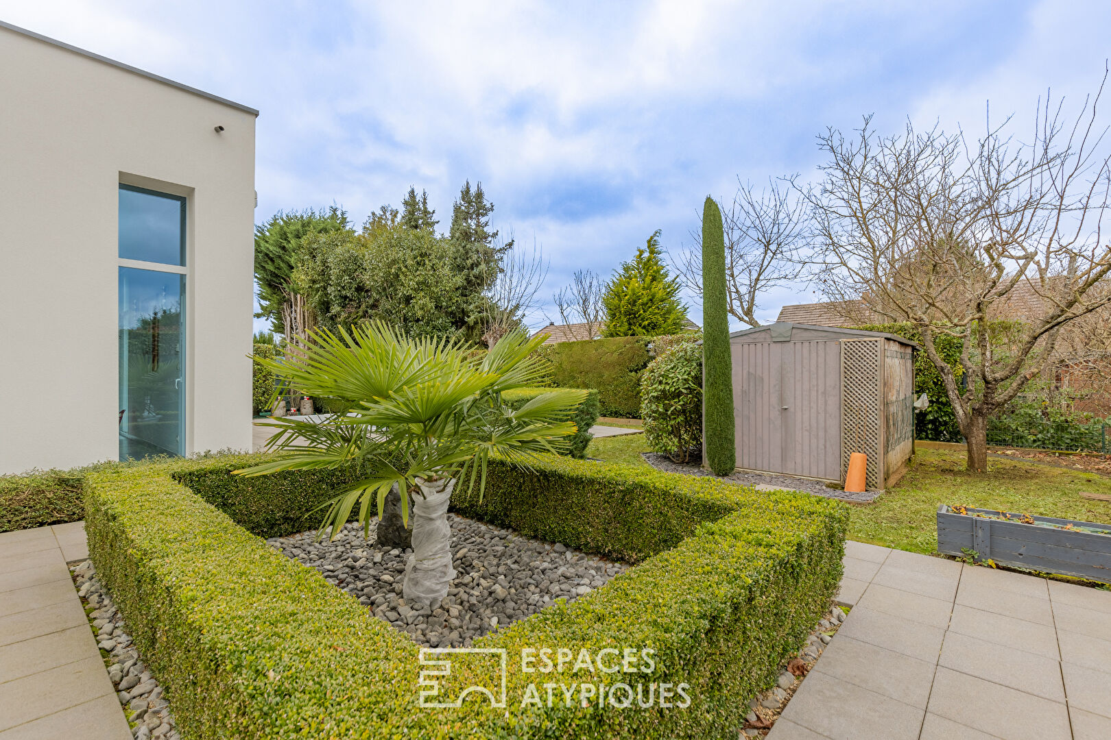 Maison contemporaine avec piscine et jardin