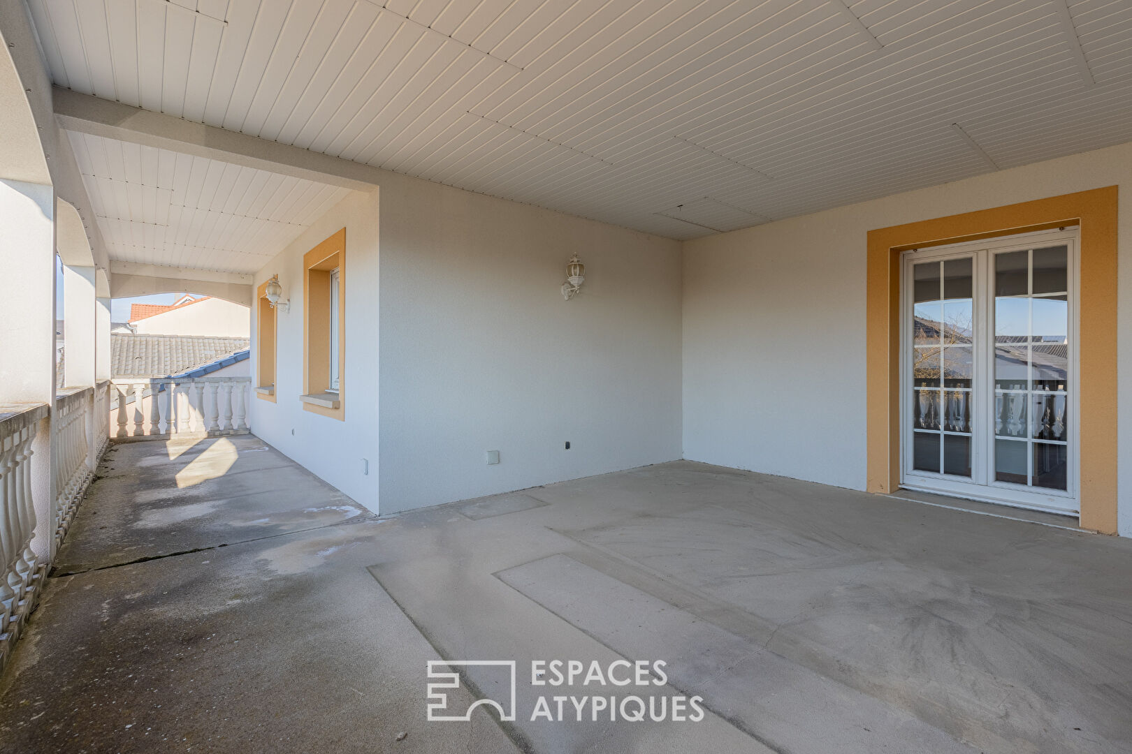 Maison de style Louisiane avec terrasses et jardin