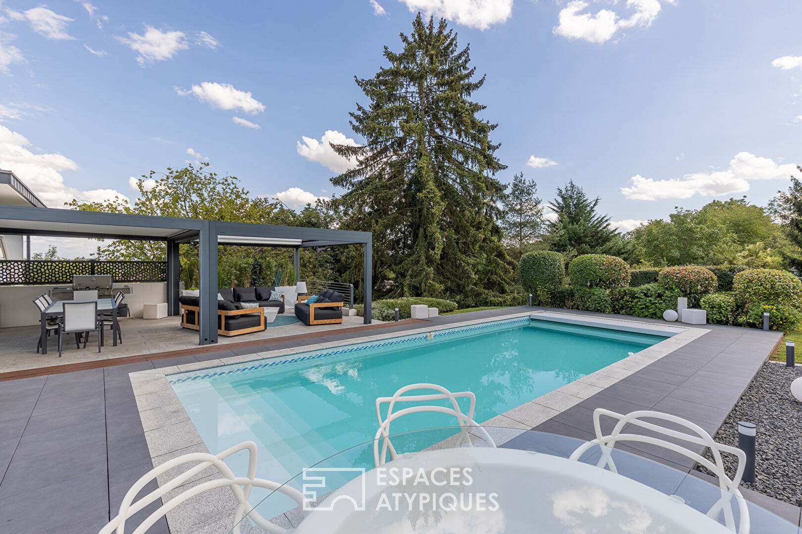 Villa d’architecte avec piscine sur les hauteurs de Budange