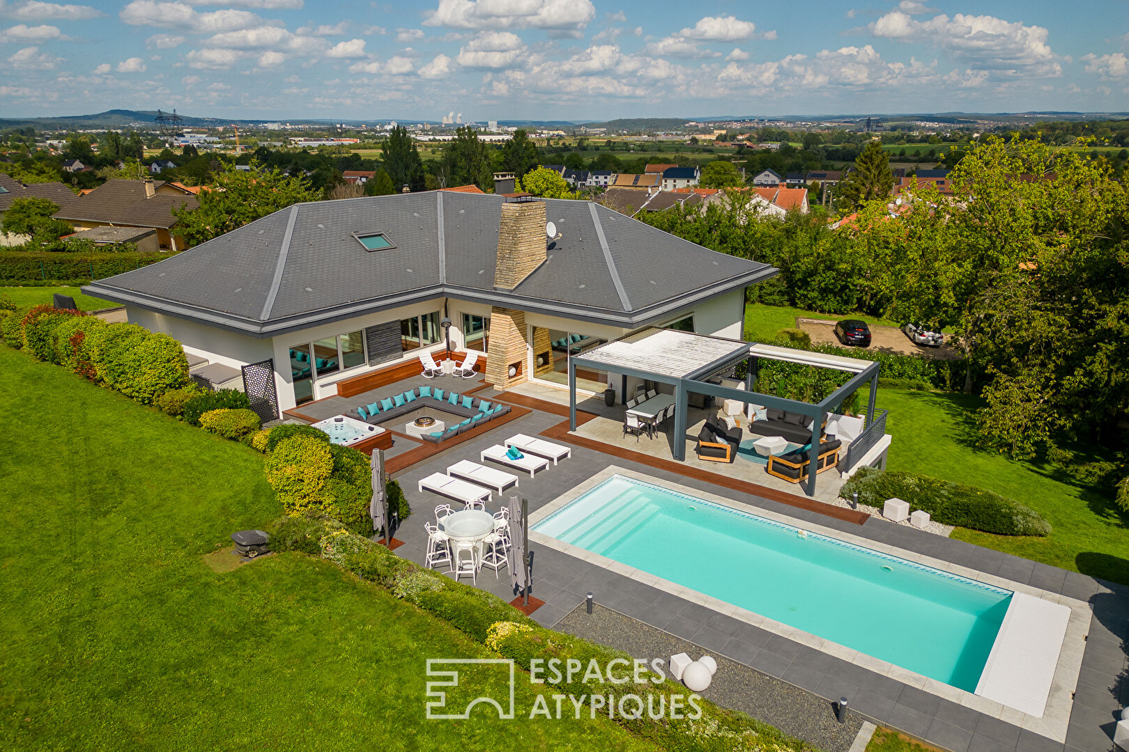 Villa d’architecte avec piscine sur les hauteurs de Budange