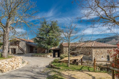 Un havre de paix pour ce hameau en Ardèche avec centre équestre