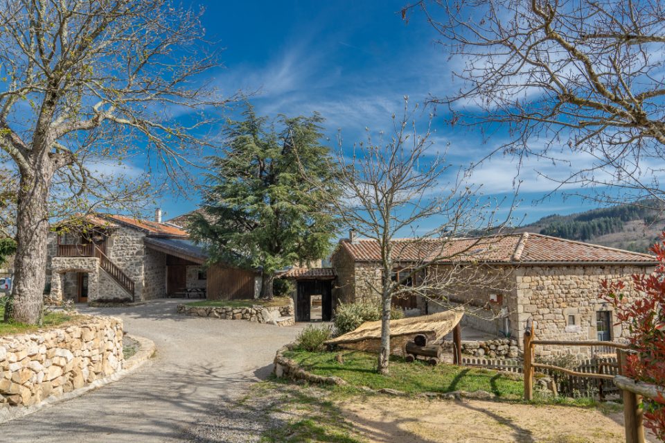07240 VERNOUX EN VIVARAIS - Un havre de paix pour ce hameau en Ardèche avec centre équestre - Réf. 090DA