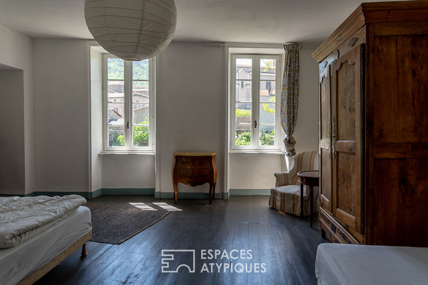 Exceptionnel en Ardèche verte cet hôtel particulier du 17ème siècle est  propice à de nombreux projets.