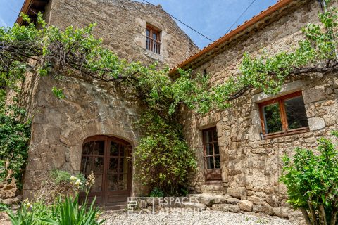 Comme un souvenir d’enfance dans ce  vieux hameau qui protège discrètement, entre ses murs, cette authentique bâtisse en pierre .