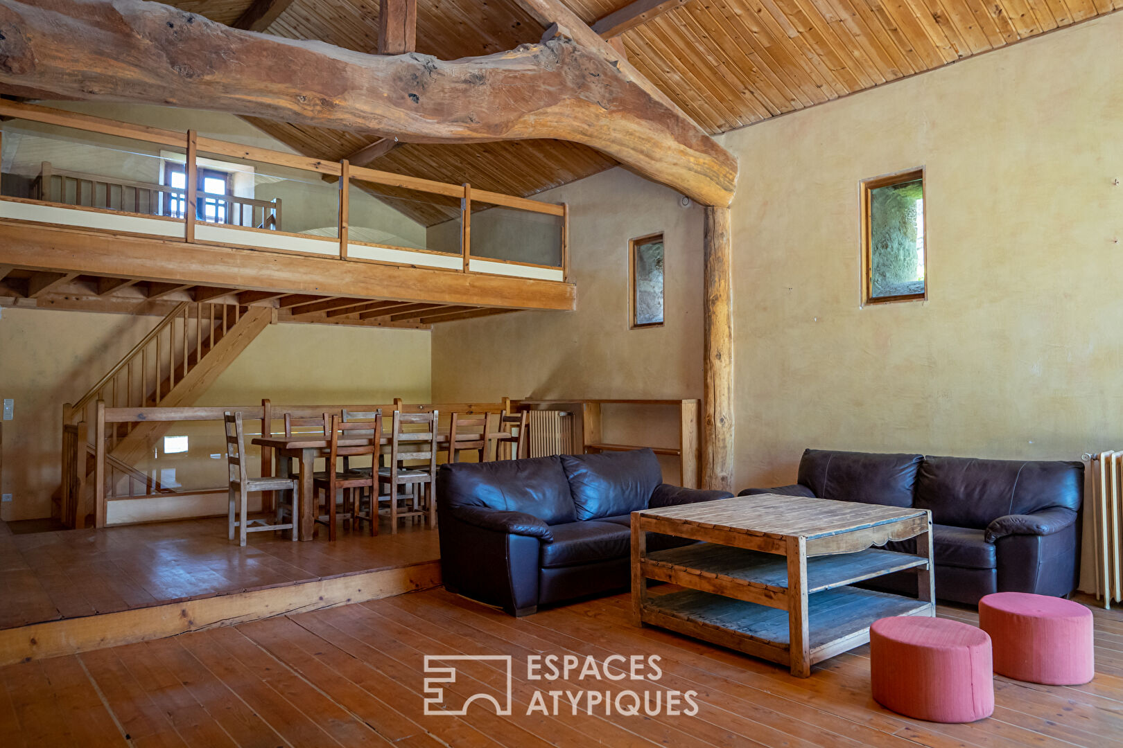 Comme un souvenir d’enfance dans ce  vieux hameau qui protège discrètement, entre ses murs, cette authentique bâtisse en pierre .