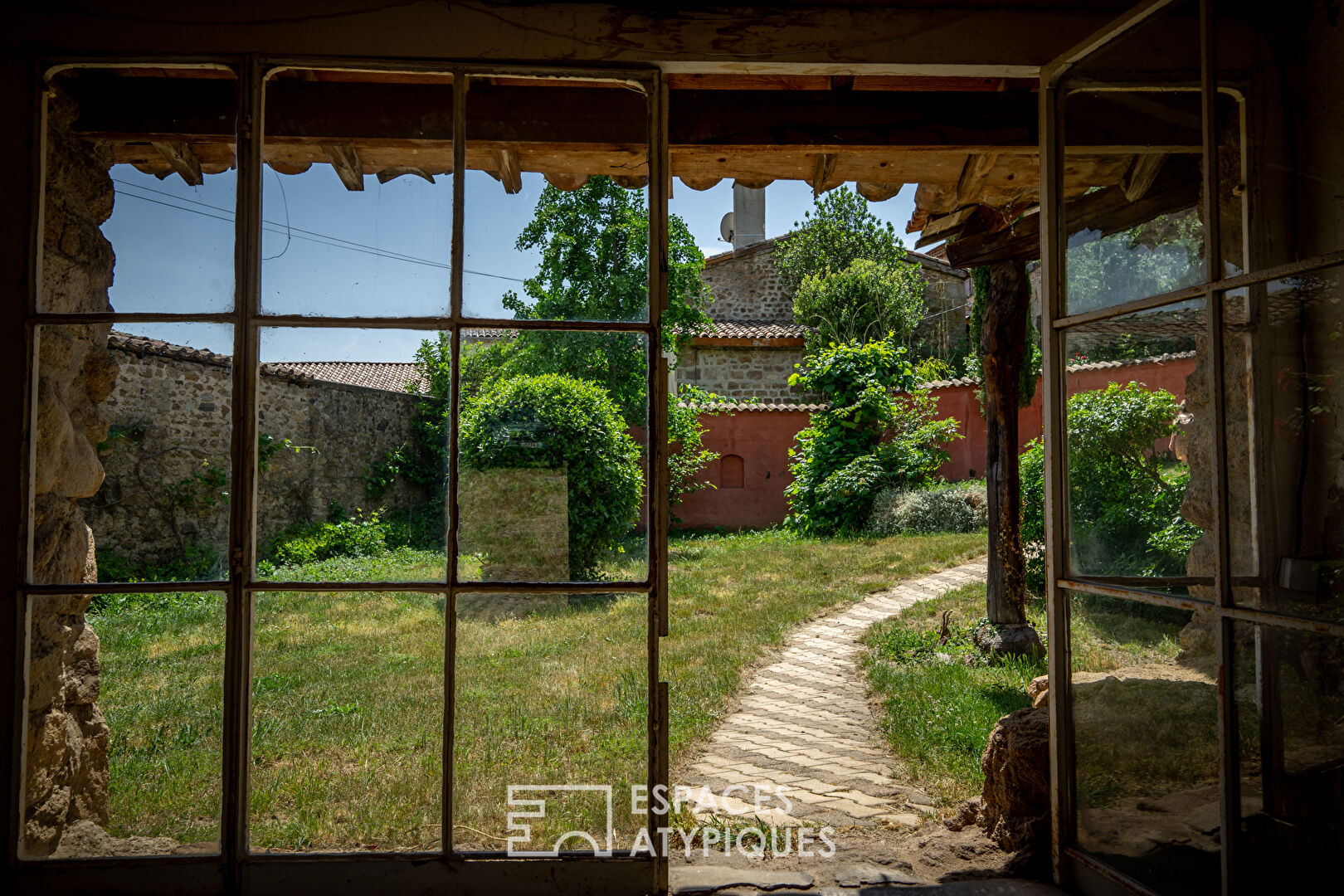 Comme un souvenir d’enfance dans ce  vieux hameau qui protège discrètement, entre ses murs, cette authentique bâtisse en pierre .