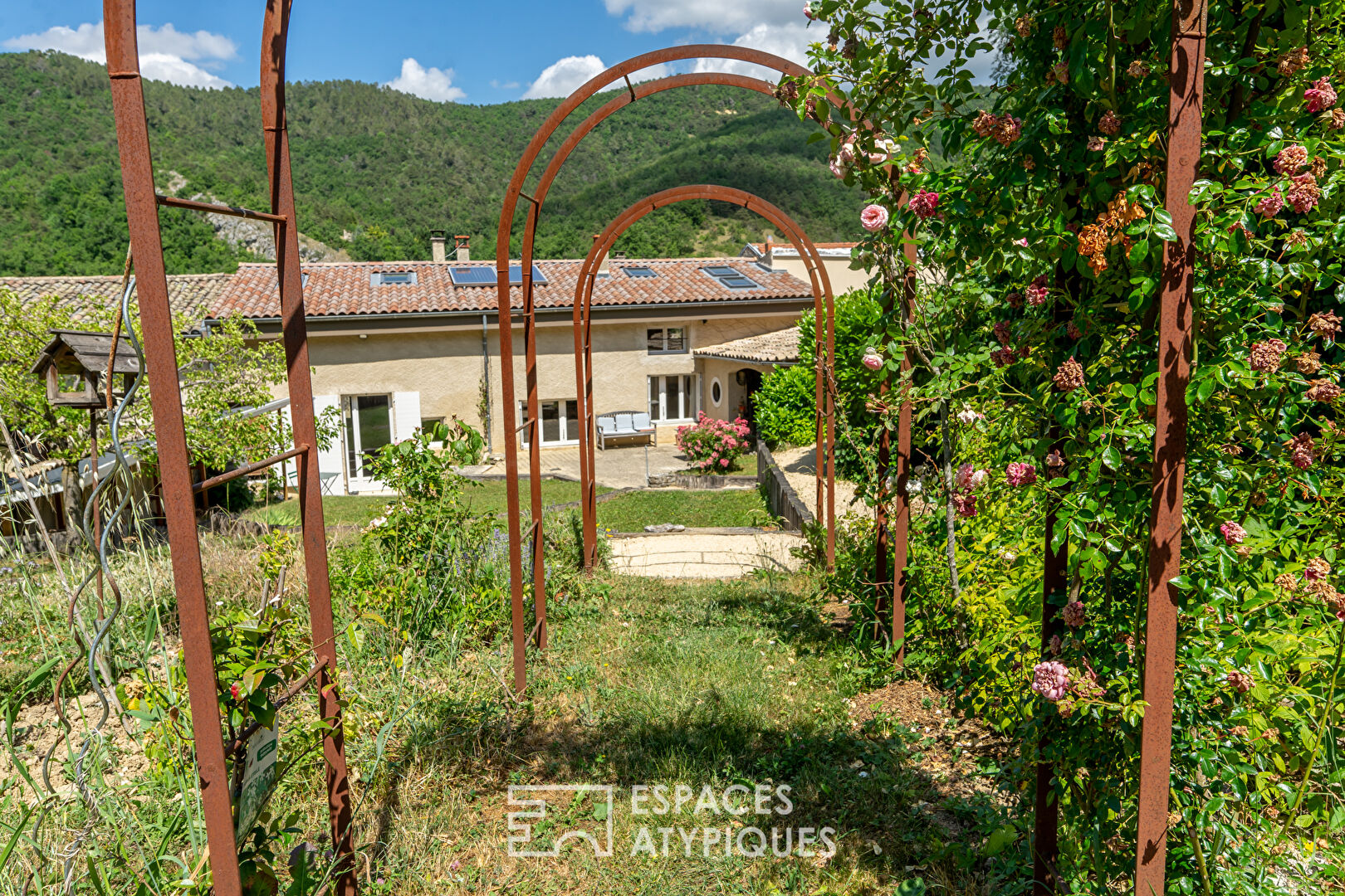 En Drôme, une discrète et surprenante maison de village.