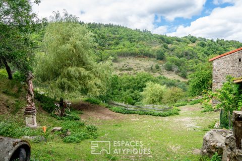 Plongé au coeur de l’Ardèche verte, cet ancien corps de ferme saurait satisfaire sur plus de 9 ha, vos désirs d’autonomie.