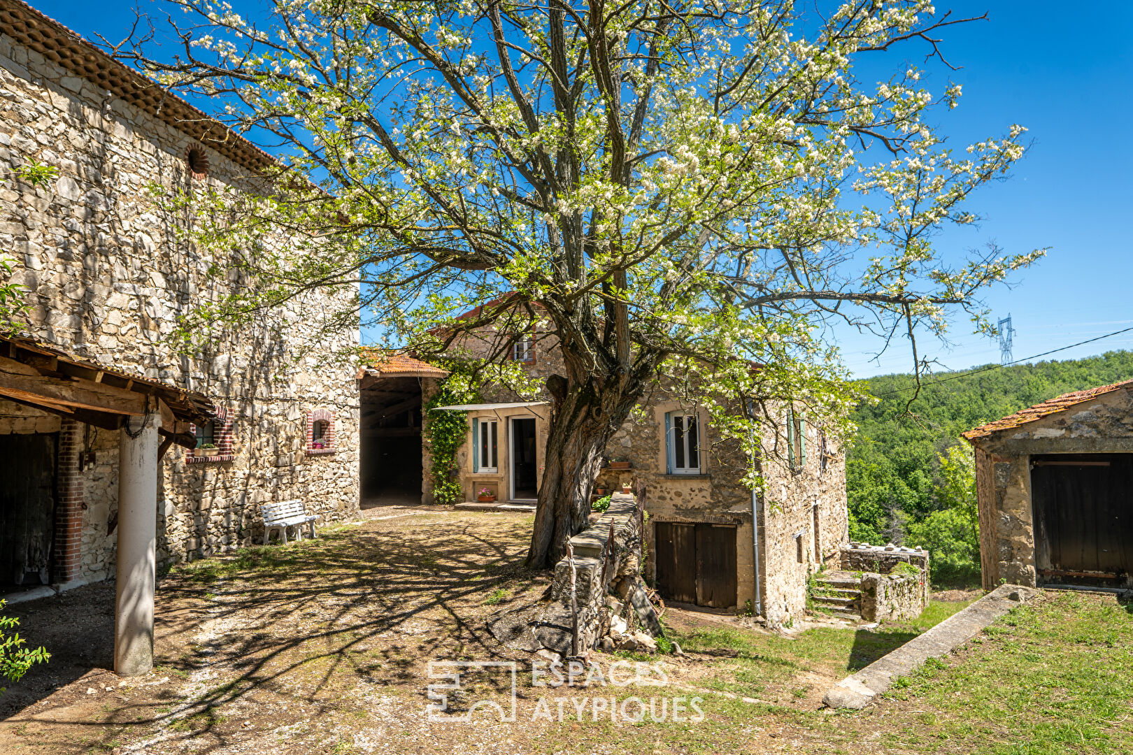 Le temps est suspendu à ce corps de ferme, de l’Ardèche verte.