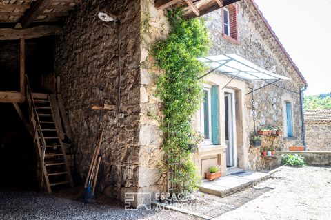 Le temps est suspendu à ce corps de ferme, de l’Ardèche verte.