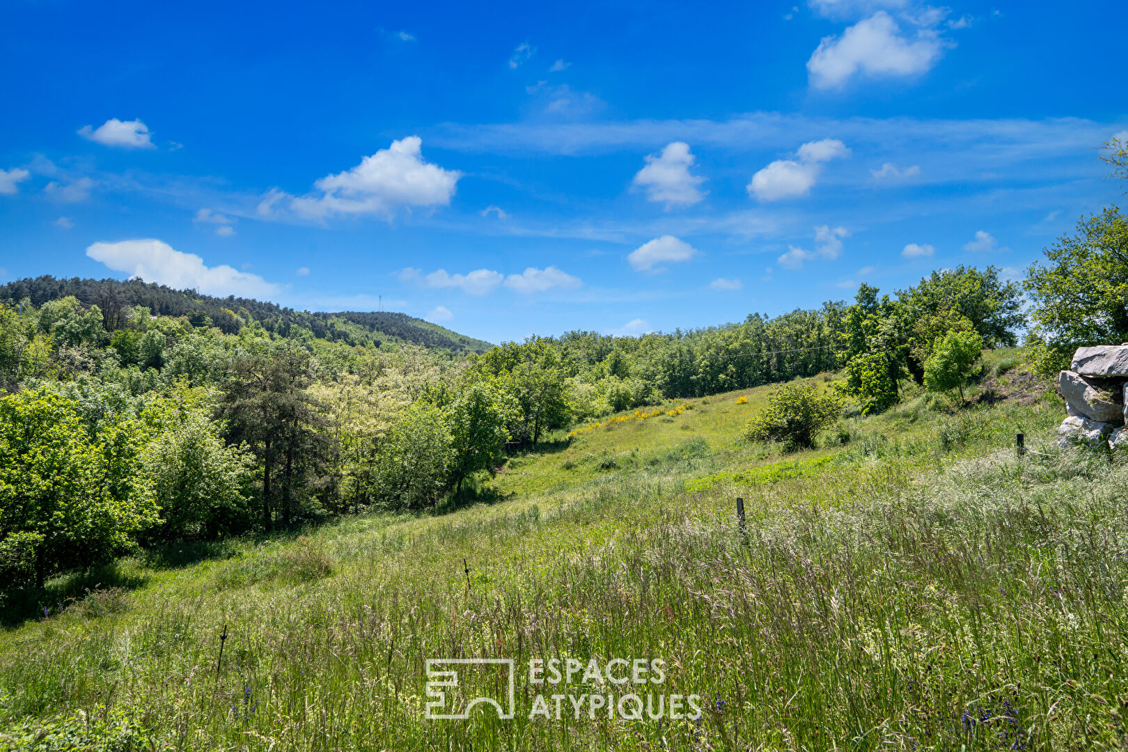 Le temps est suspendu à ce corps de ferme, de l’Ardèche verte.