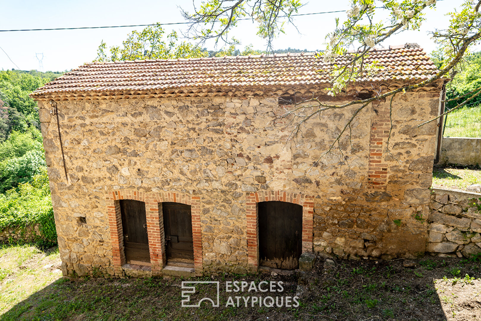 Le temps est suspendu à ce corps de ferme, de l’Ardèche verte.