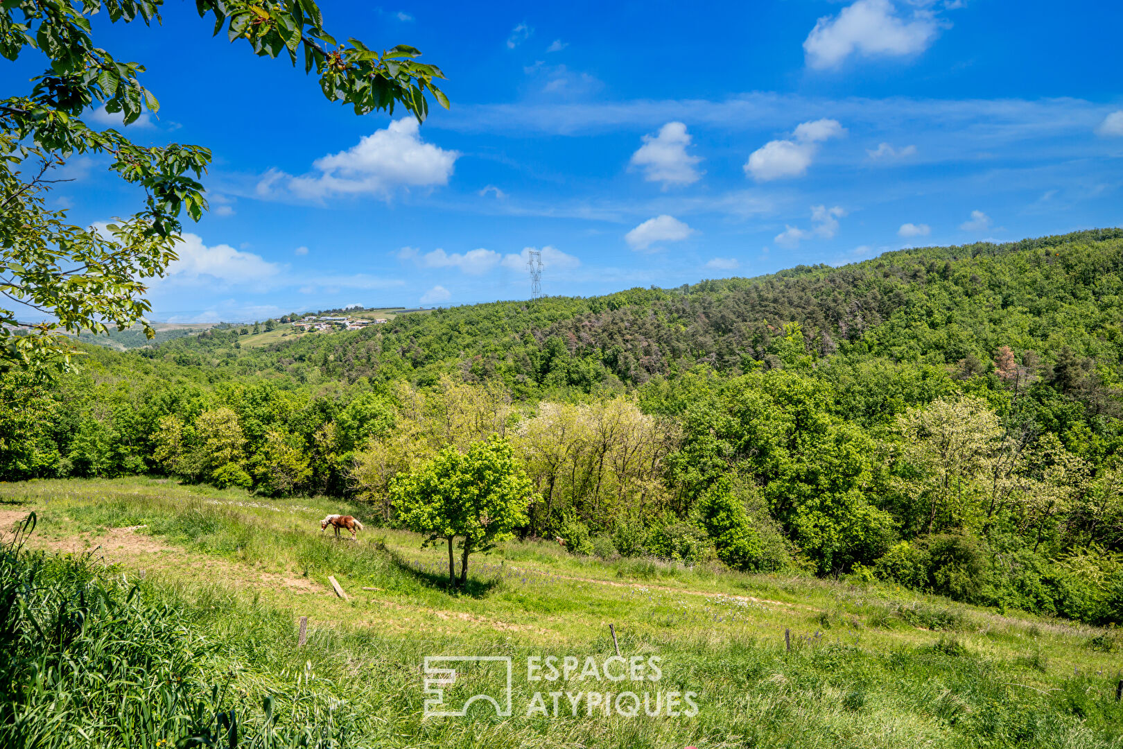 Le temps est suspendu à ce corps de ferme, de l’Ardèche verte.