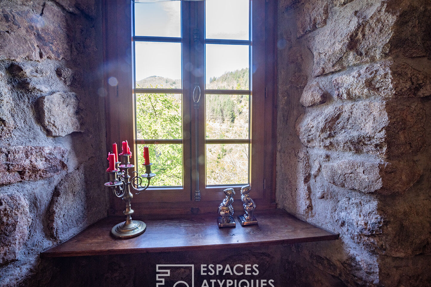 Authentique maison en pierre restaurée avec vue sur 16ha en Ardèche