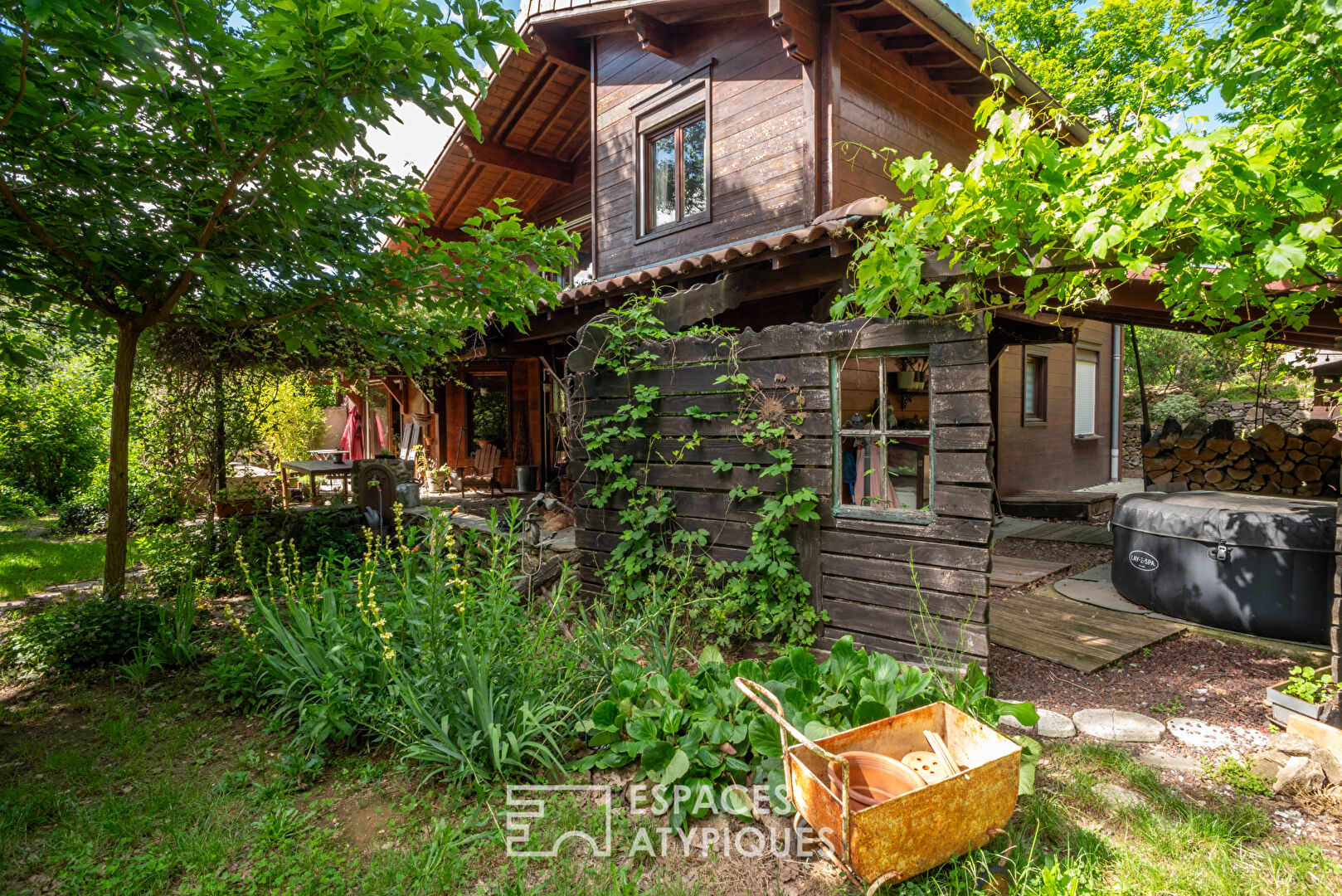 Charmante maison en bois au milieu d’un beau jardin d’agrément à Vals les Bains