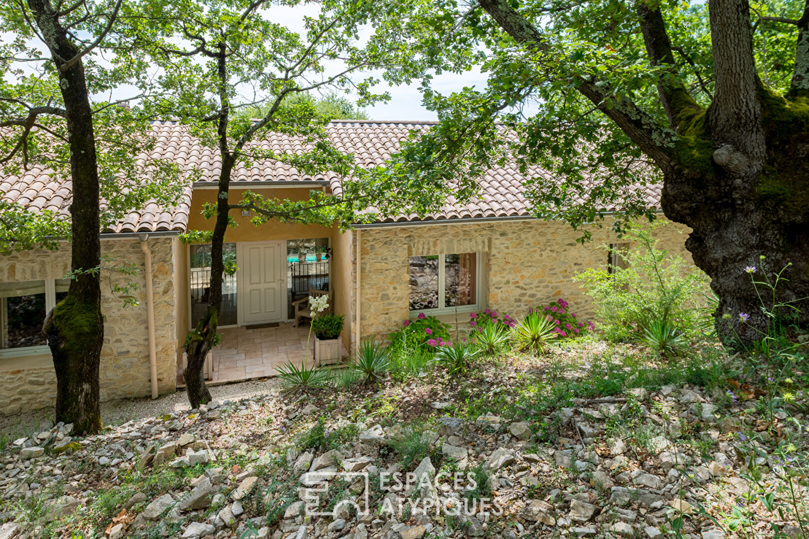 Demeure de caractère avec vue panoramique en Provence