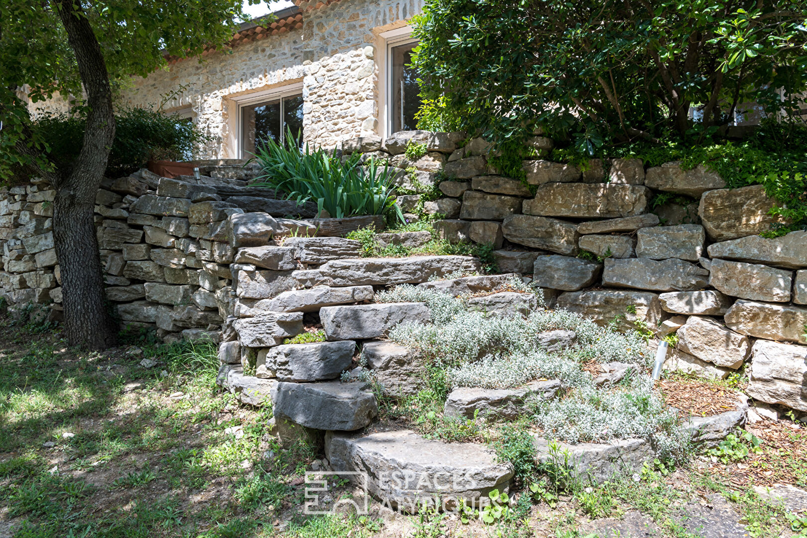 Demeure de caractère avec vue panoramique en Provence