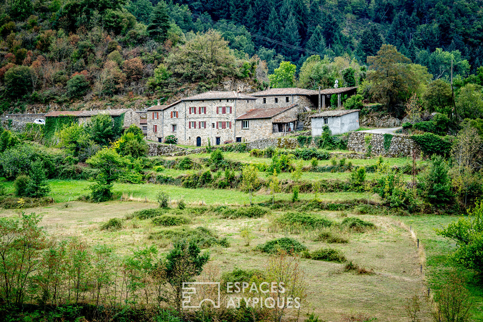 Hameau à rénover en Ardèche offrant de nombreuses possibilités