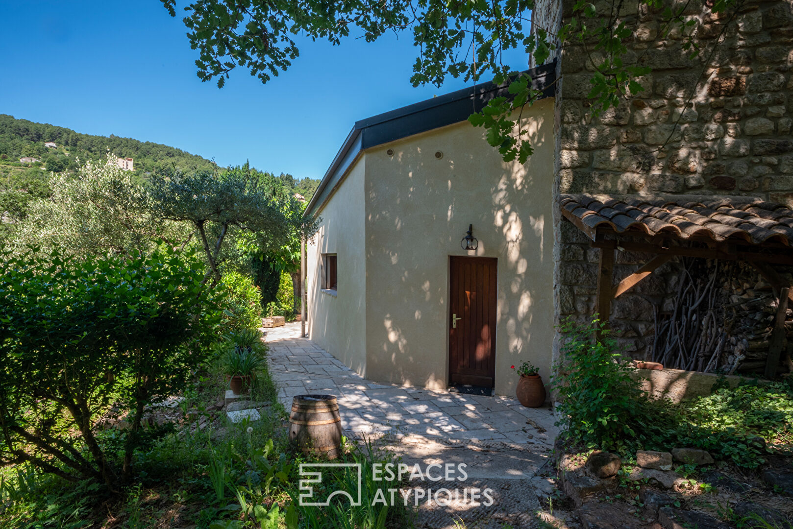Lumineuse maison d’architecte dans son écrin végétal en Ardèche méridionale